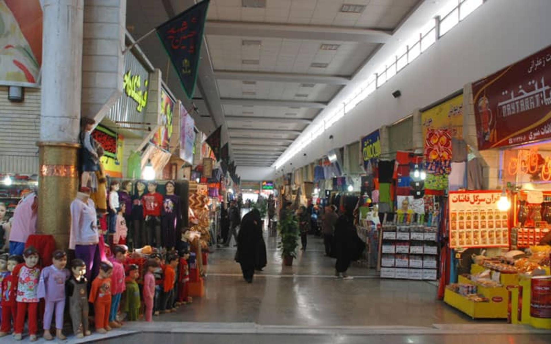 تردد گردشگران در مرکز خرید خیام
