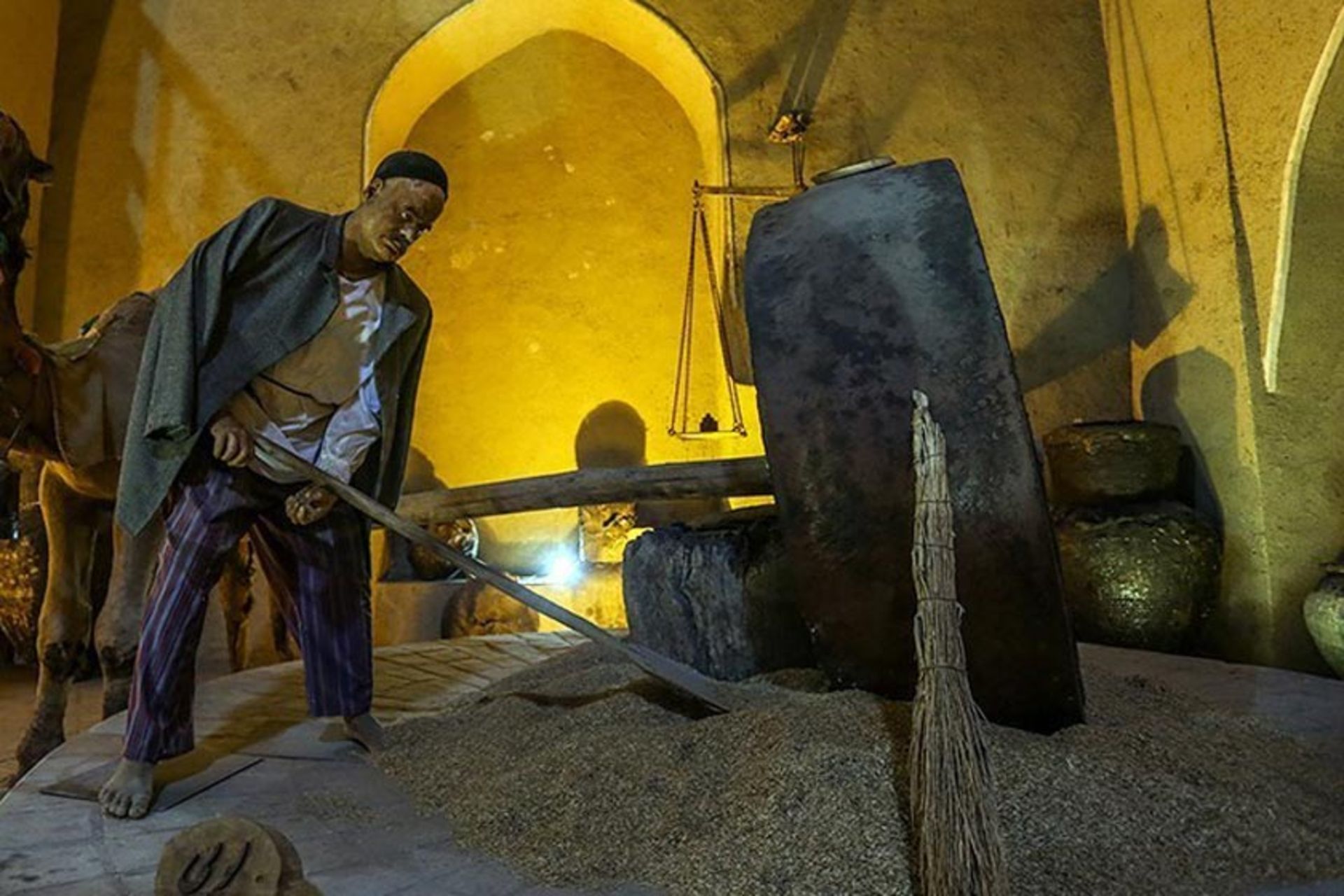 ماکت کارگر در حال کار در موزه عصارخانه شاهی اصفهان