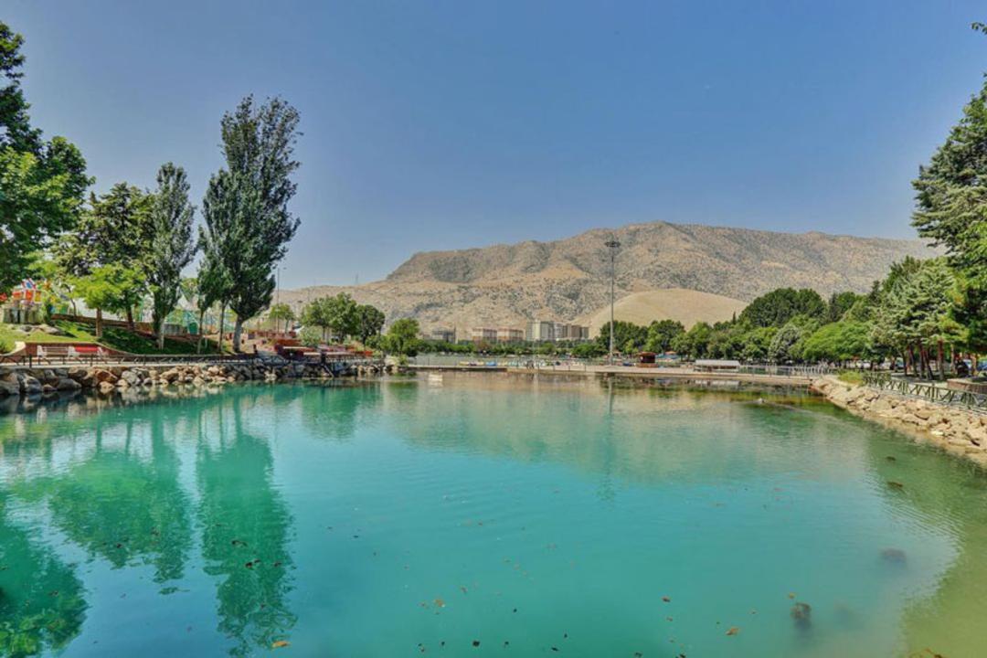 دریاچه کیو و پارک سرسبز اطراف آن