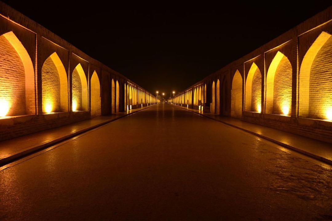 سی و سی پل نمای داخل پل در شب اصفهان