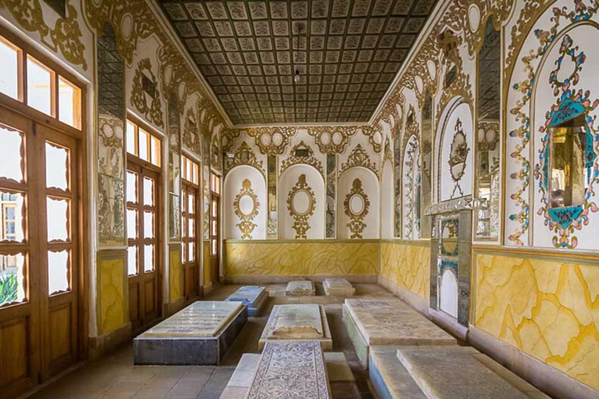 مقبره‌ قدیمی قبرستان تخت فولاد