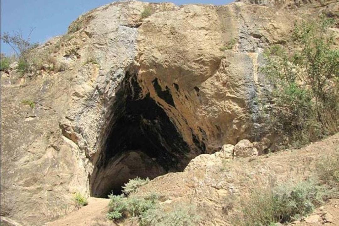ورودی مثلثی شکل غار زنگیان