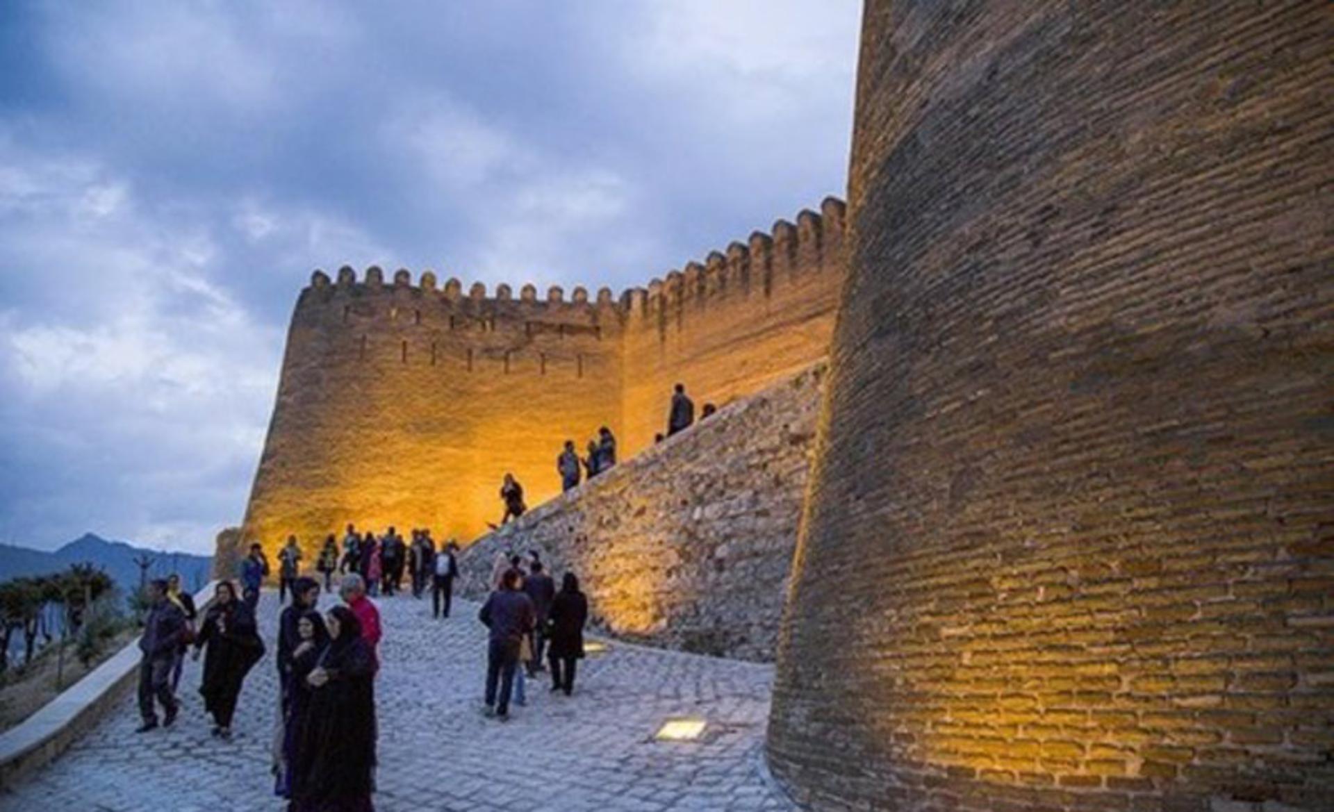 نمایی از نورپردازی بیرون قلعه فلک الافلاک