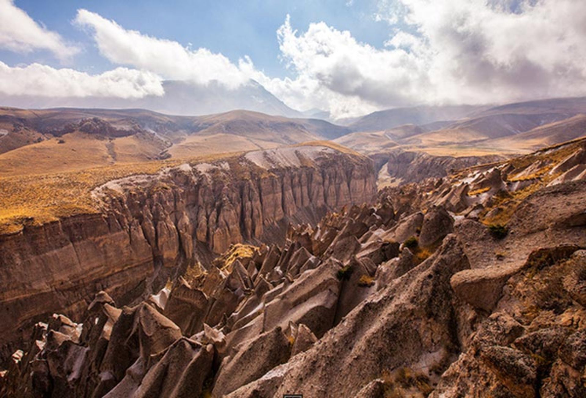 شیروان دره اردبیل زیر آسمان ابری از نمای بالا