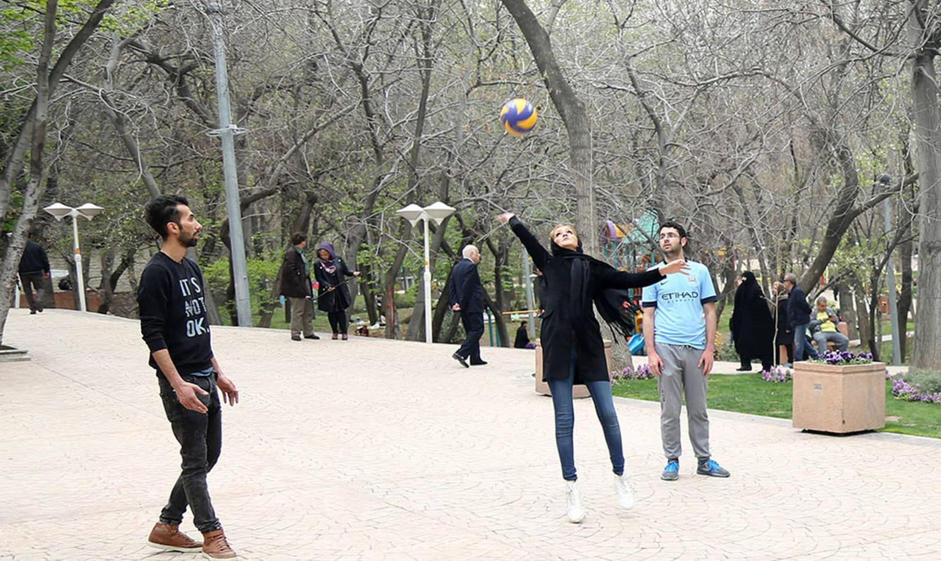 بازی جوانان در پارک قیطریه