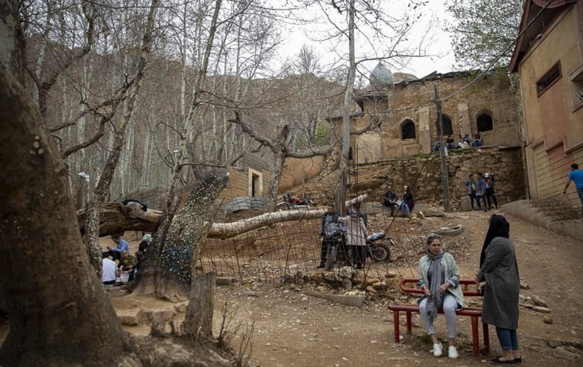 گردشگران در قلات. منبع عکس: ایرنا. عکاس: رضا قادری