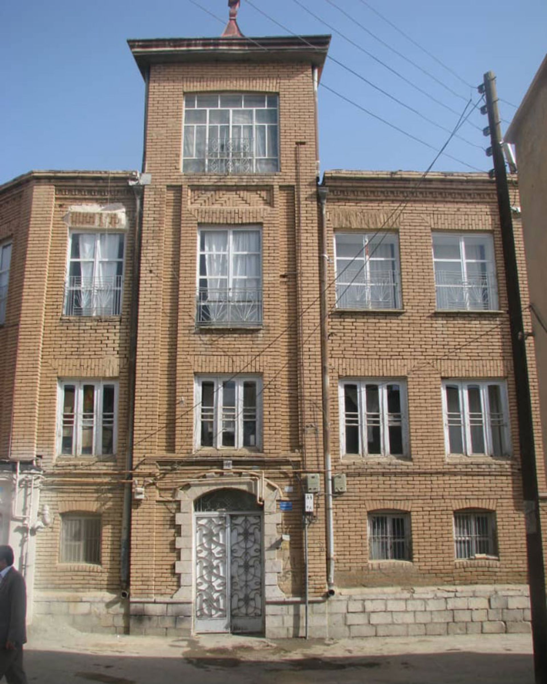 ساختمان قدیمی چندطبقه در کردستان