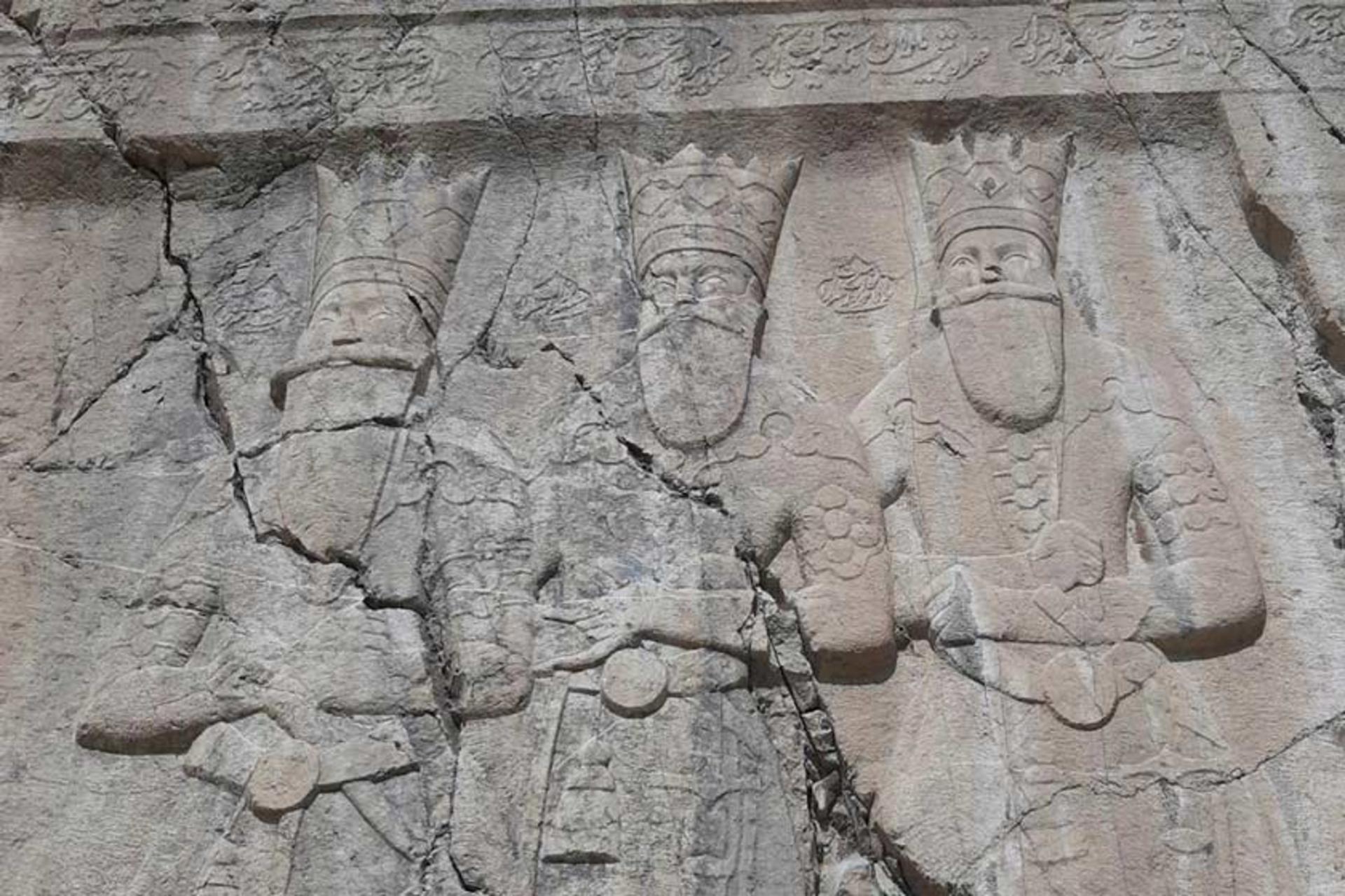 سه تن درباری در سنگ نگاره فتحعلی شاه