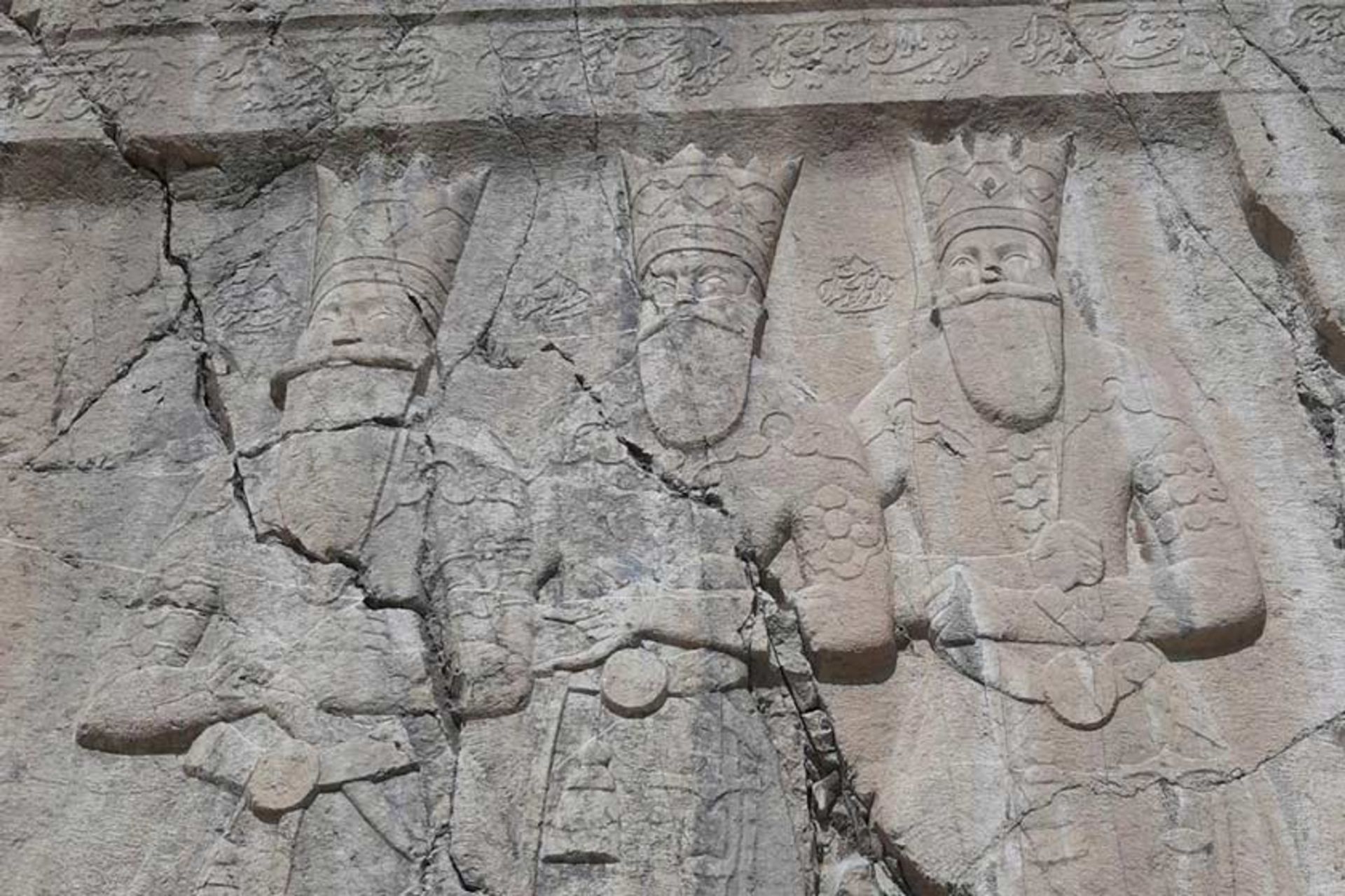 سه تن درباری در سنگ نگاره فتحعلی شاه