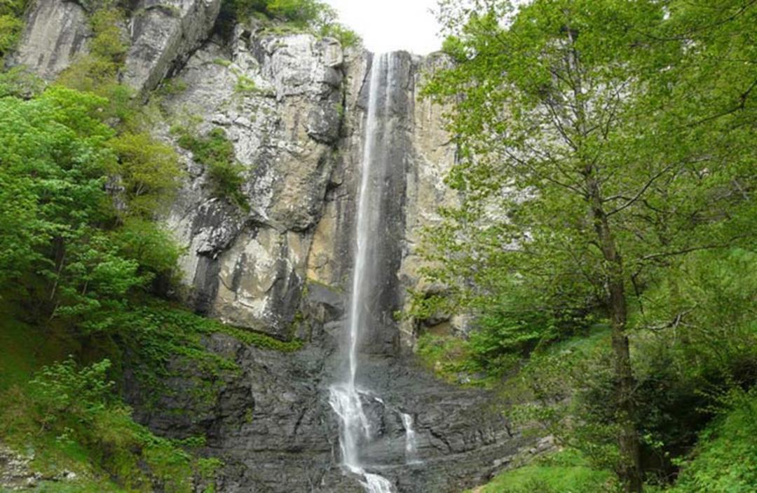 آبشار دره عشق میان درختان سبز