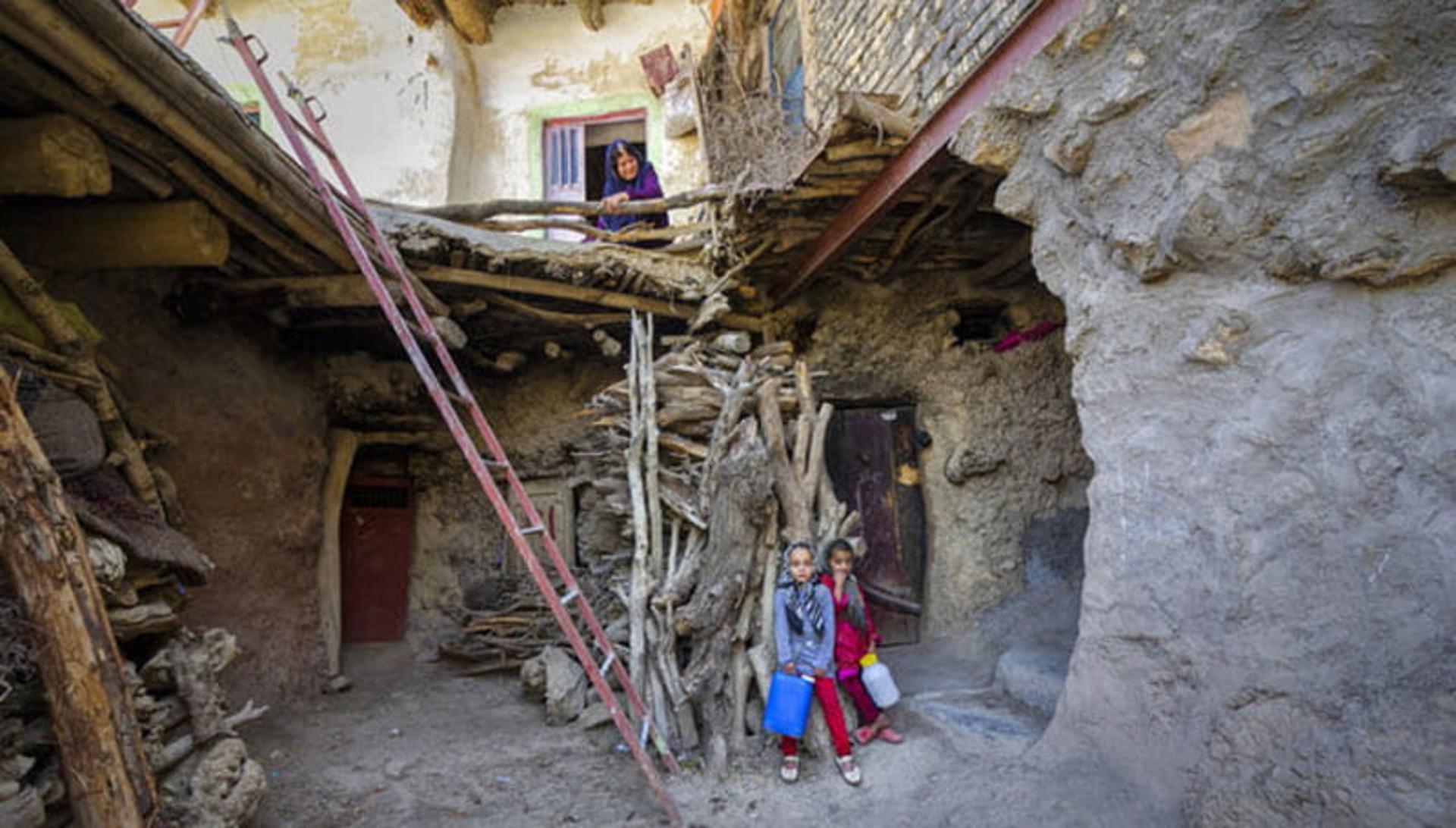 بچه های روستای سر آقا سید کوهرنگ میان خانه های روستایی