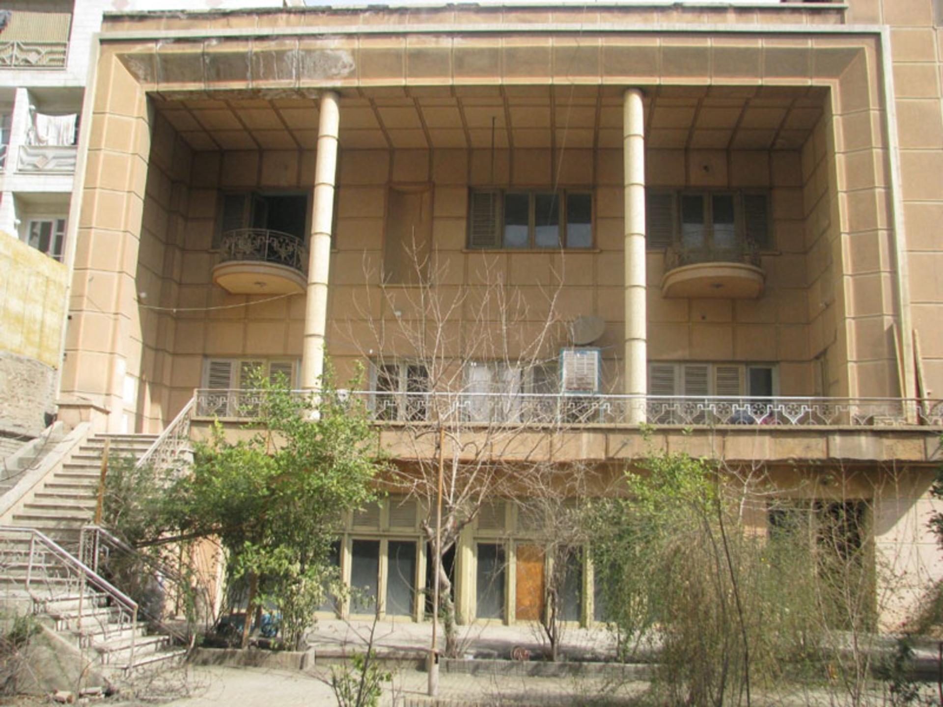 خانه دو طبقه قدیمی