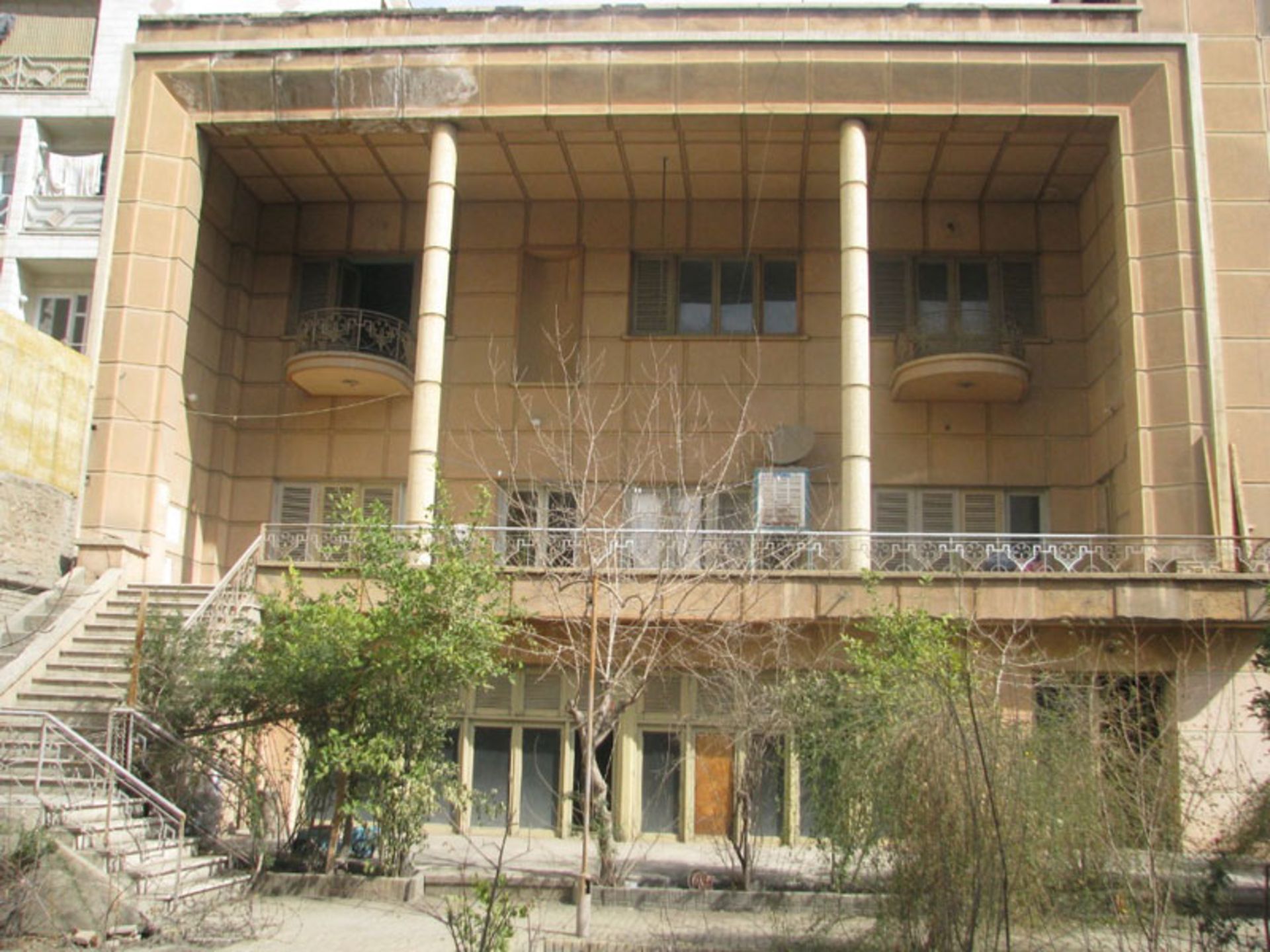 خانه دو طبقه قدیمی