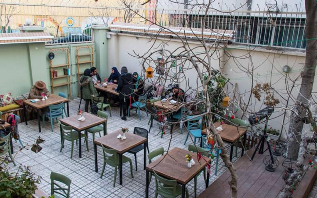 فضای باز کافه حیاط شماره ۶۵