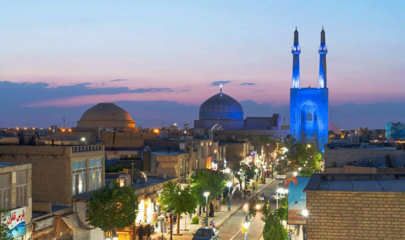 خیابان مسجد جامع یزد در شب