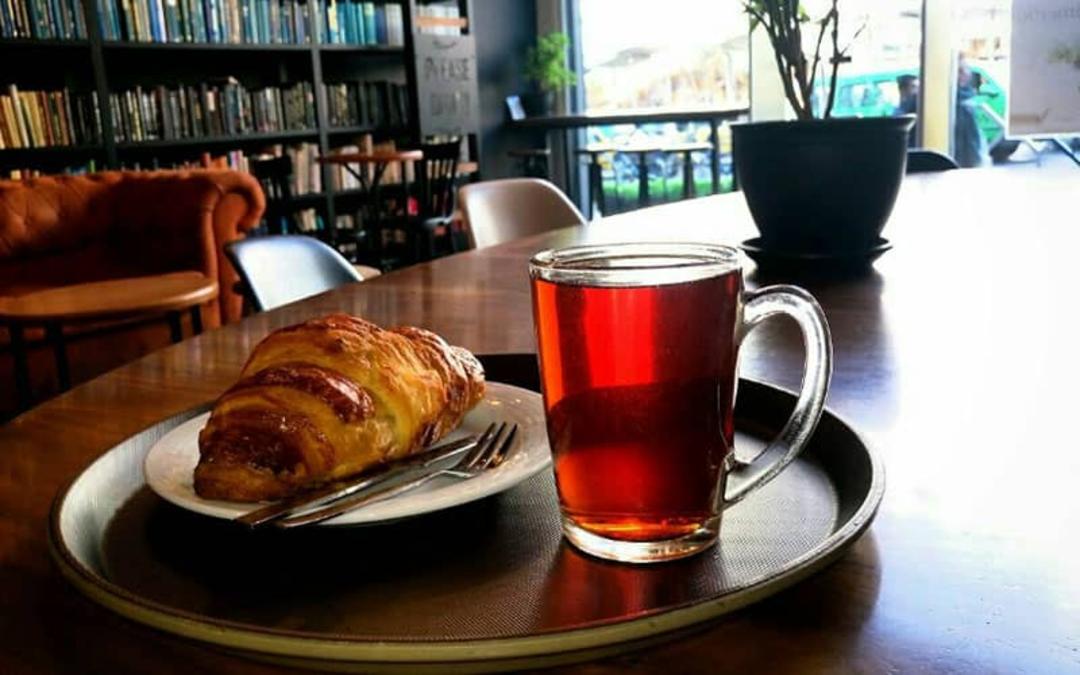 استکان چای همراه با کروسان در کافه لمیز