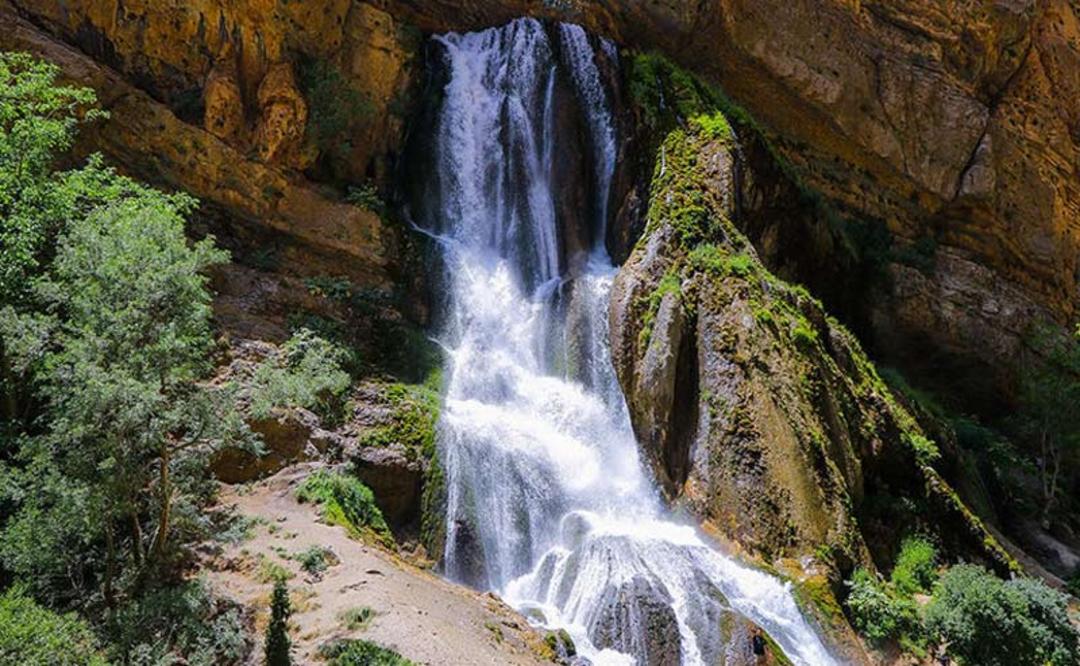 آبشار آب سفید لرستان میان کوه