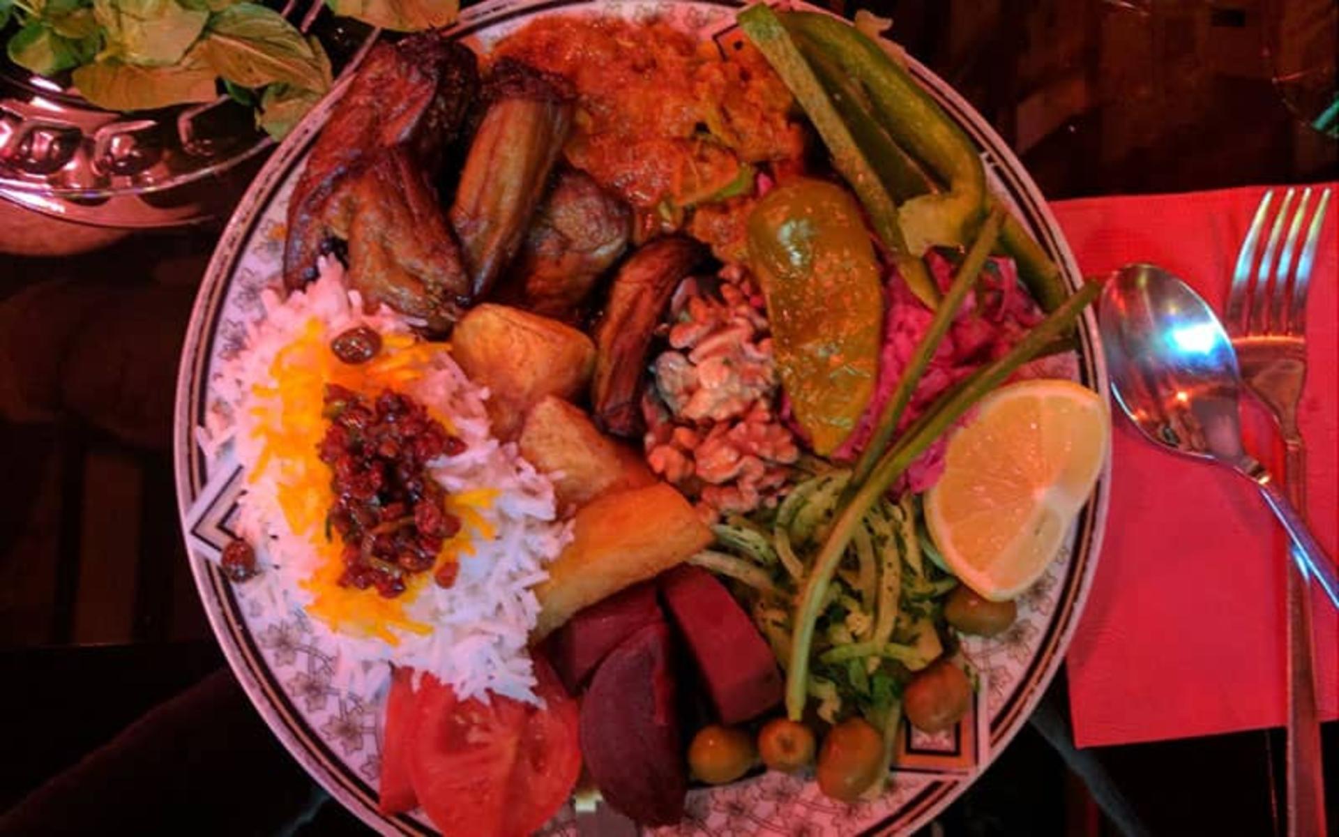سینی غذای کافه گل رضائیه