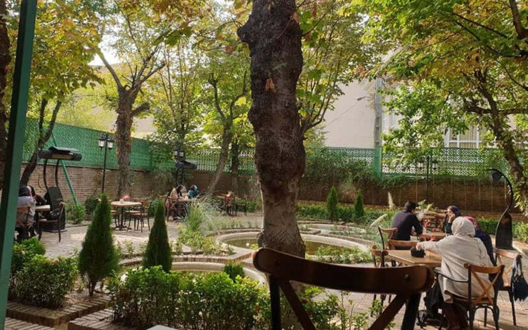 فضای روباز و سرسبز کافه عمارت روشنان
