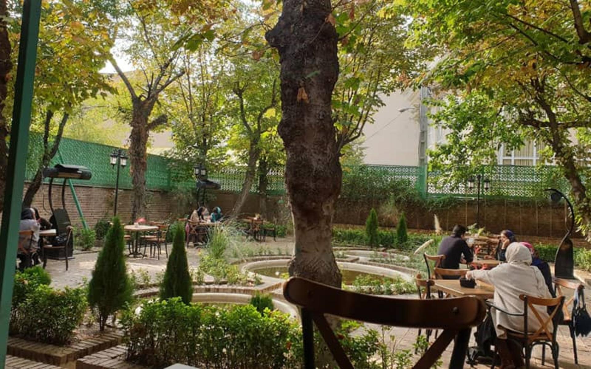 فضای روباز و سرسبز کافه عمارت روشنان