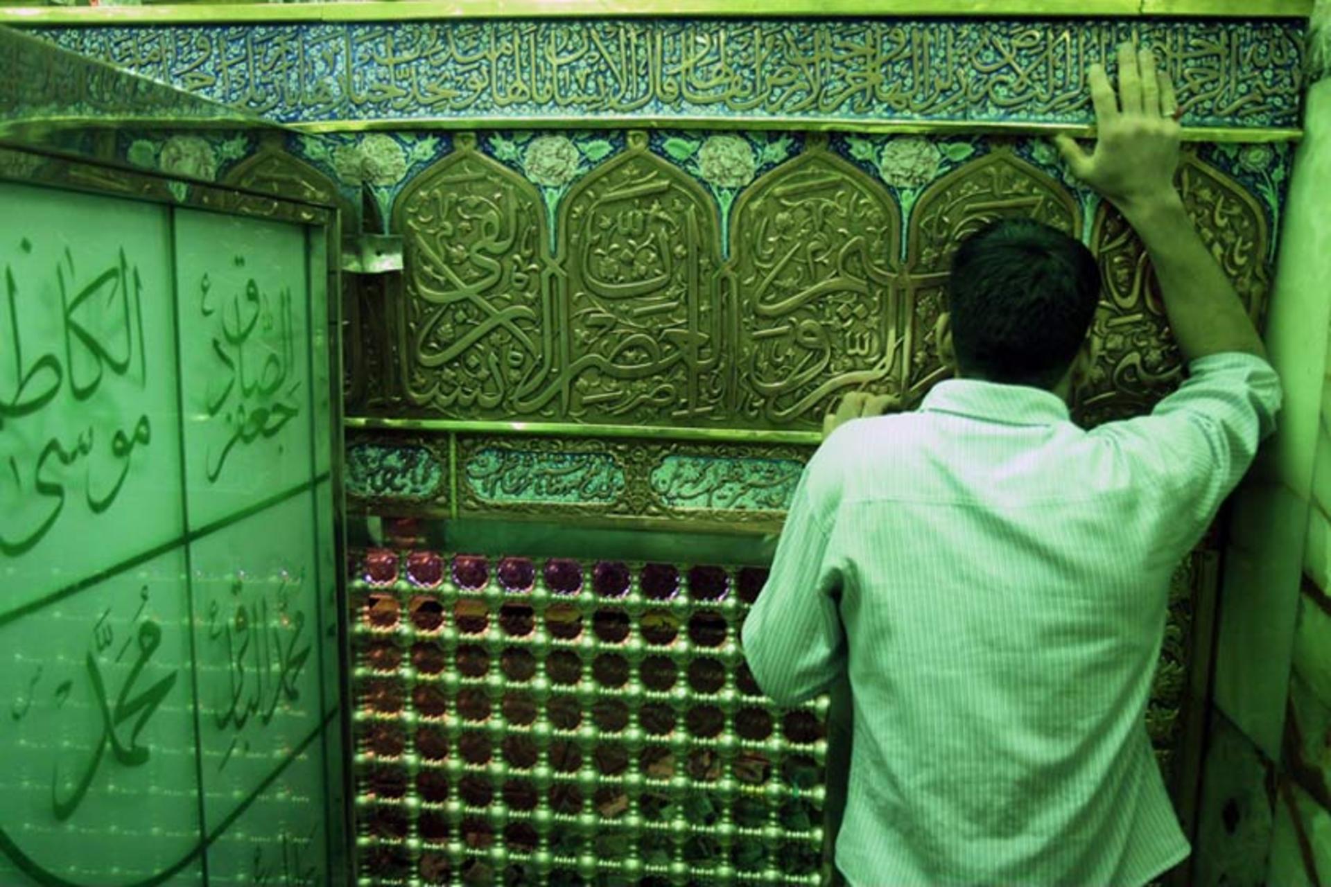 زیارت در مقبره بی بی شهربانو 