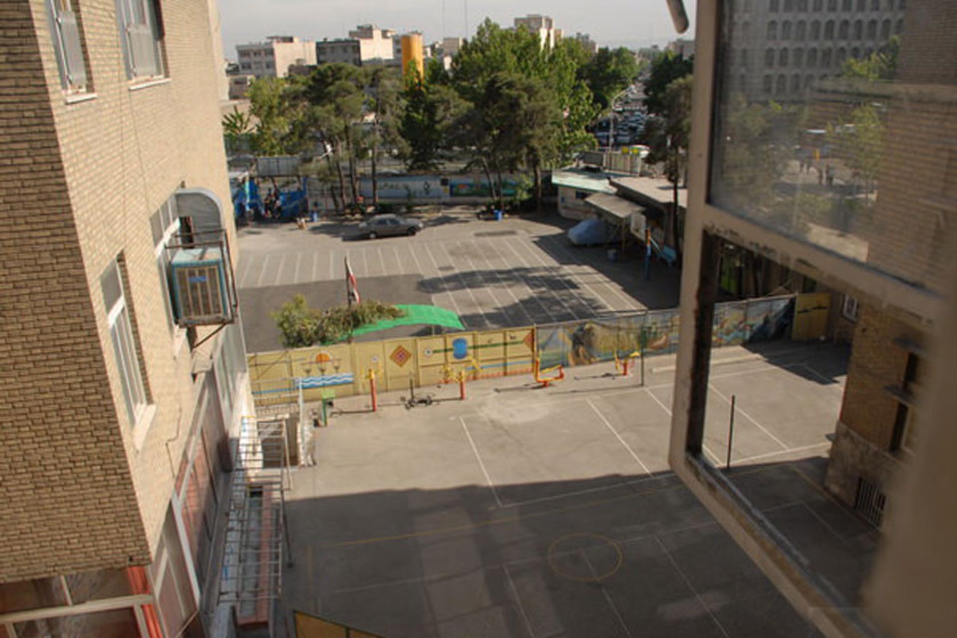حیاط دبیرستان اتفاق