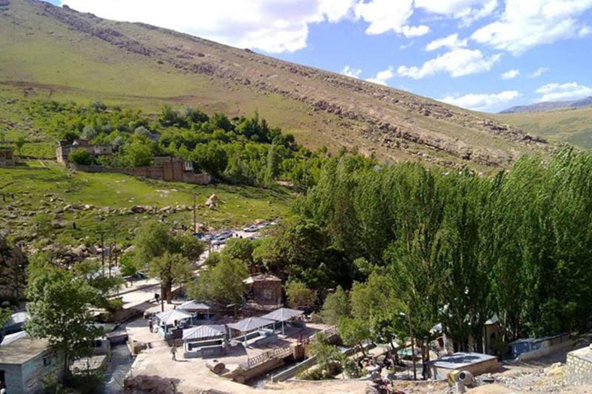طبیعت زیبا در گردشگاه پیر غار کوهرنگ