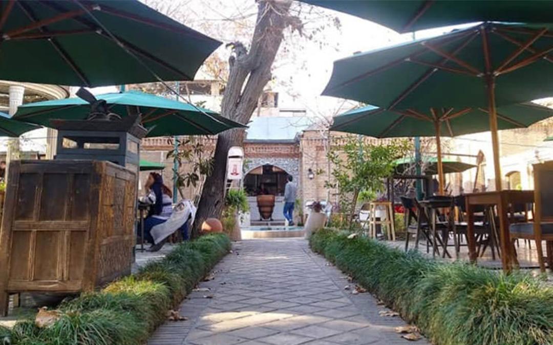 کافه روحی در باغ موزه نگارستان تهران