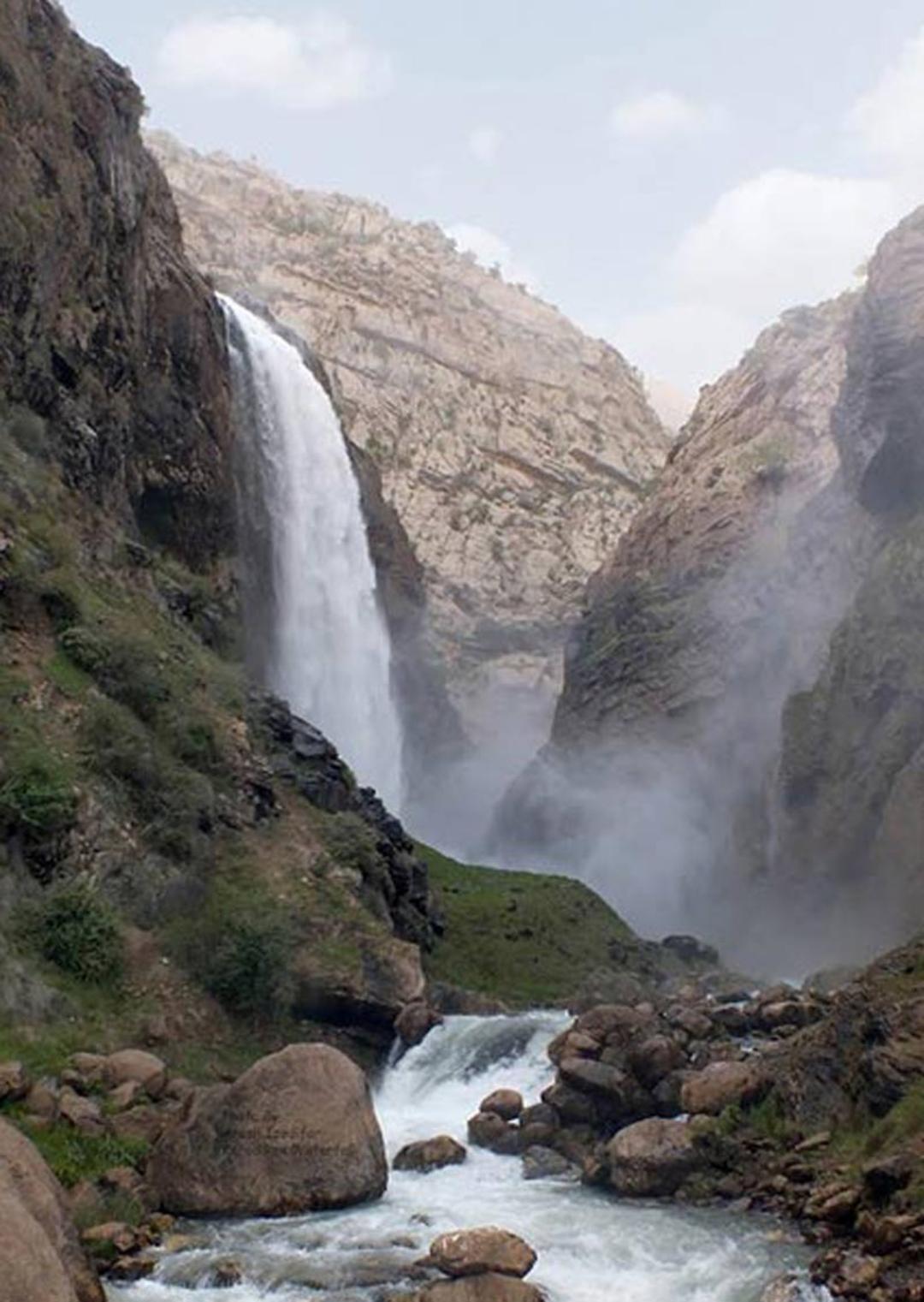 آبشار کردوی کن میان دامنه کوه های 