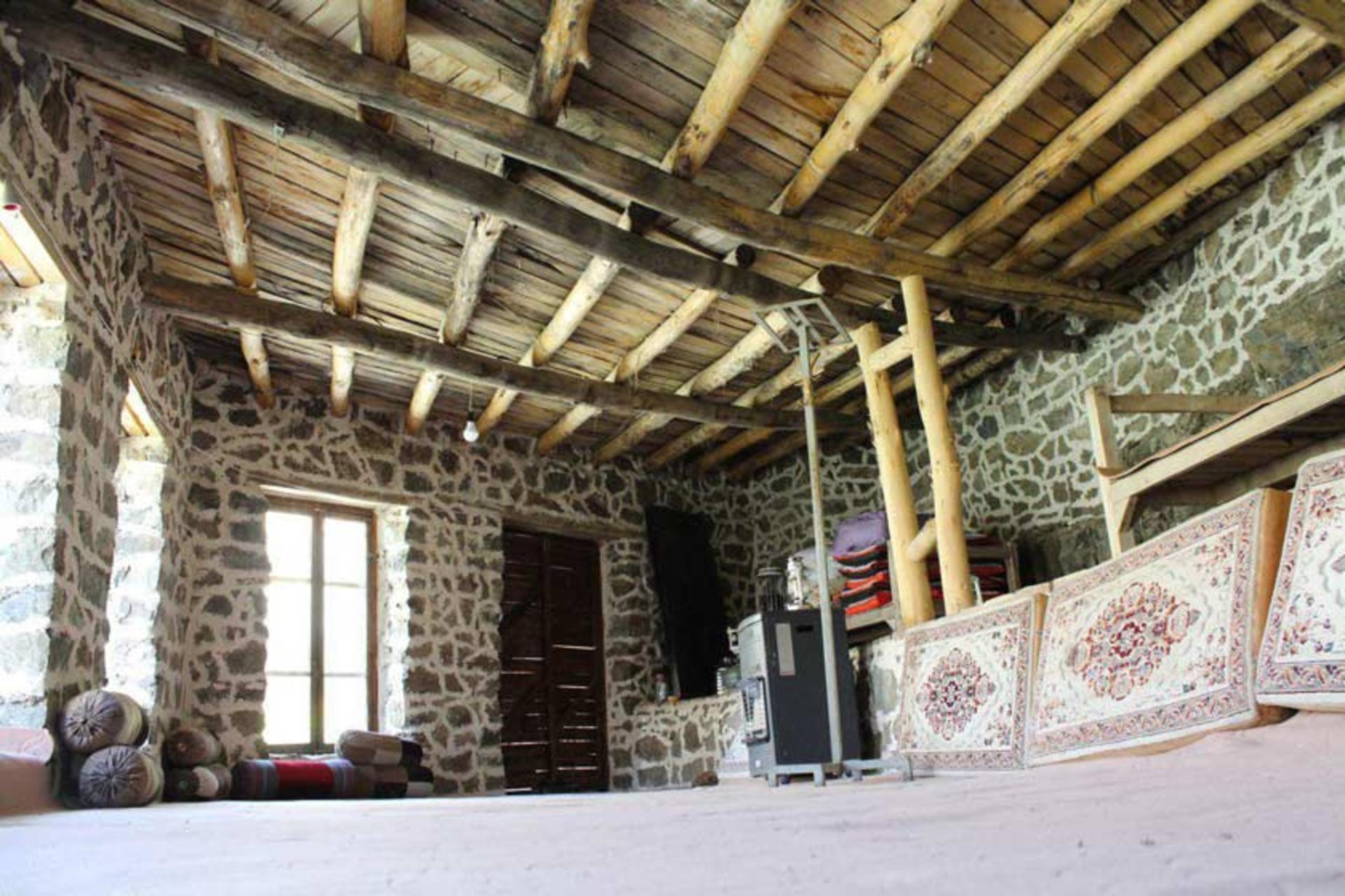 اتاق اقامتگاه ارگ سنگی در روستای سنگان