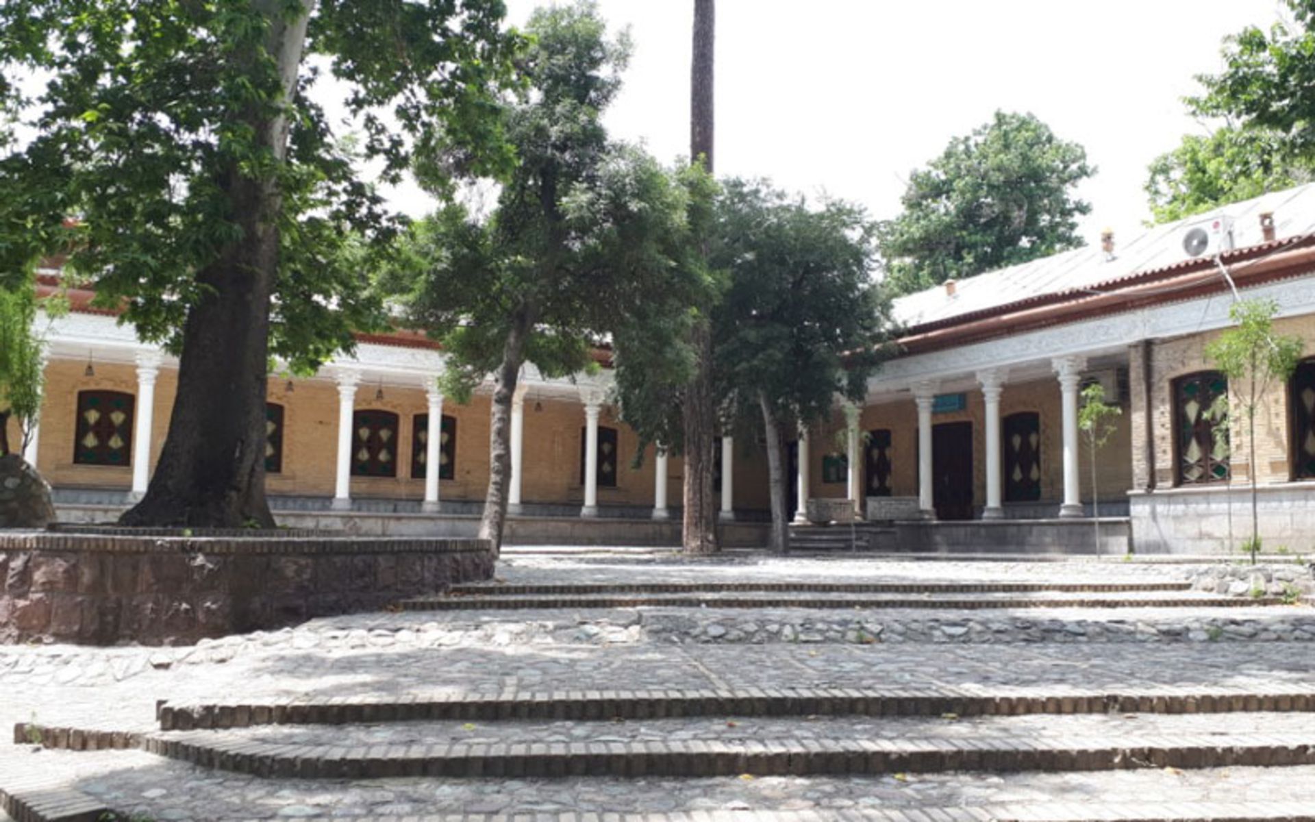 درختان سرسبز حیاط خانه قدیمی
