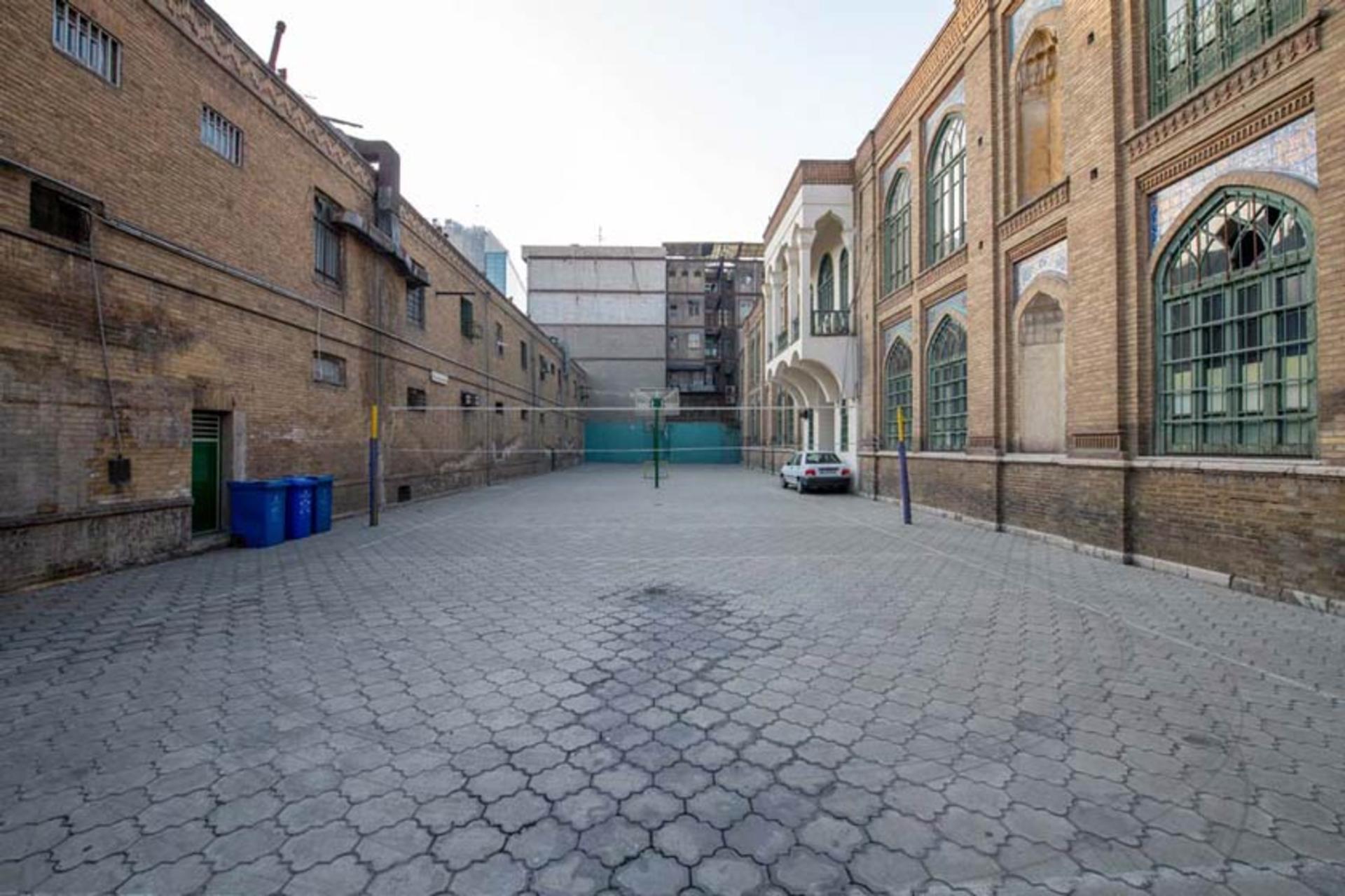 حیاط دبیرستان فیروزبهرام