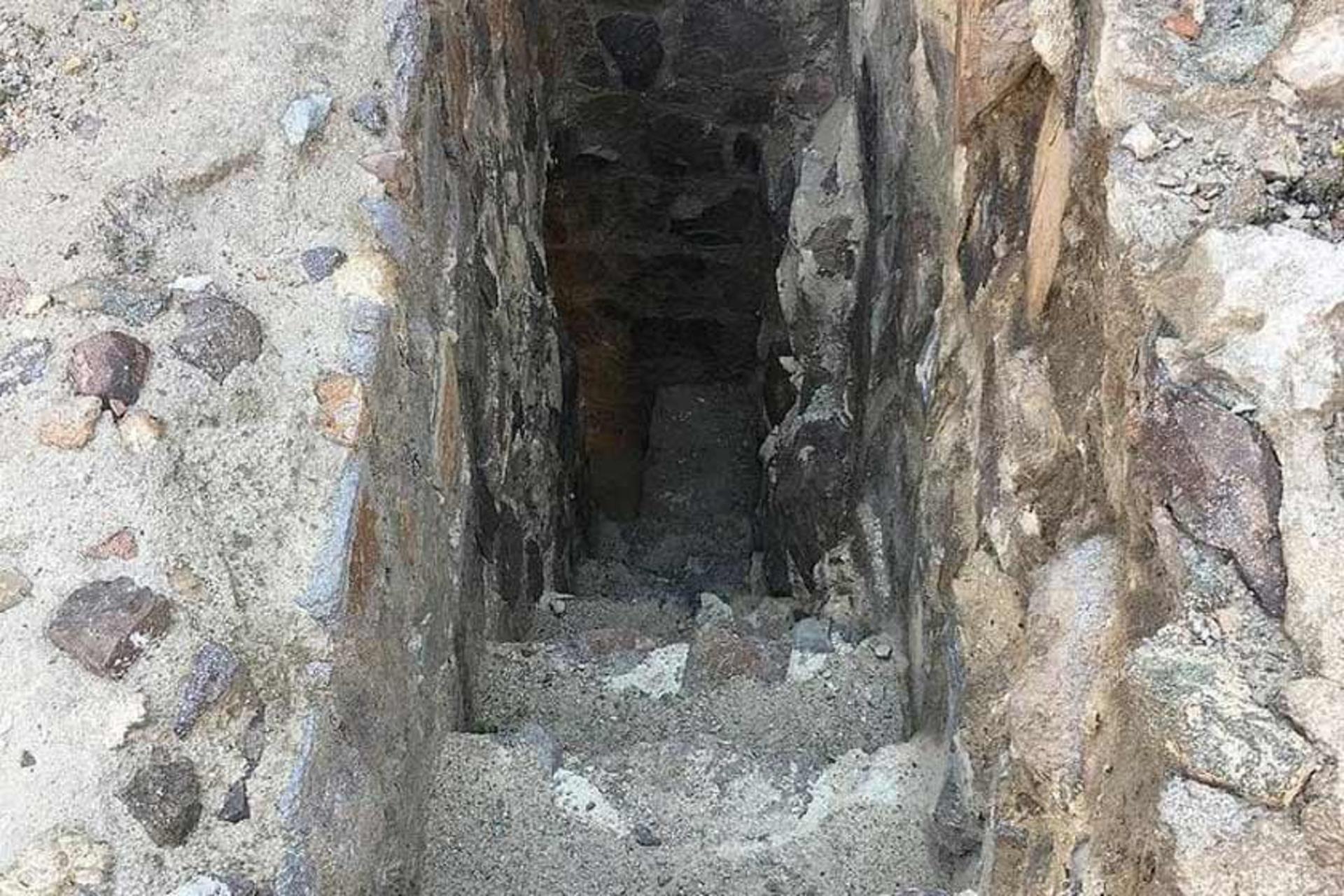 پله‌های سنگی زندان هارون الرشید