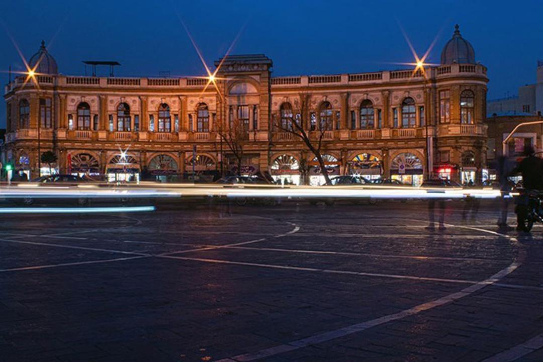 میدان حسن ‌آباد در شب