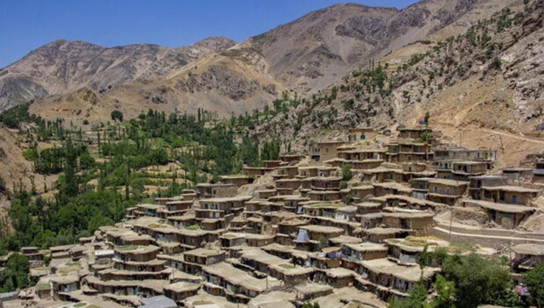 روستای پلکانی سر آقا سید کوهرنگ از نمای دور