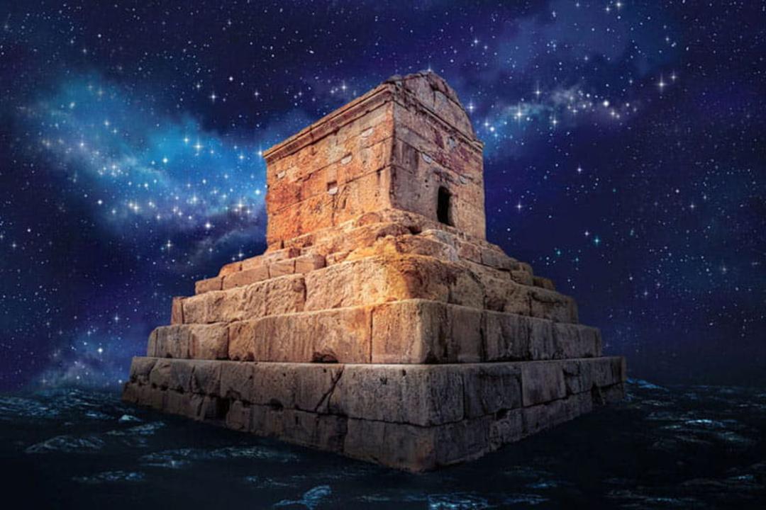 آرامگاه کوروش کبیر در شب پرستاره
