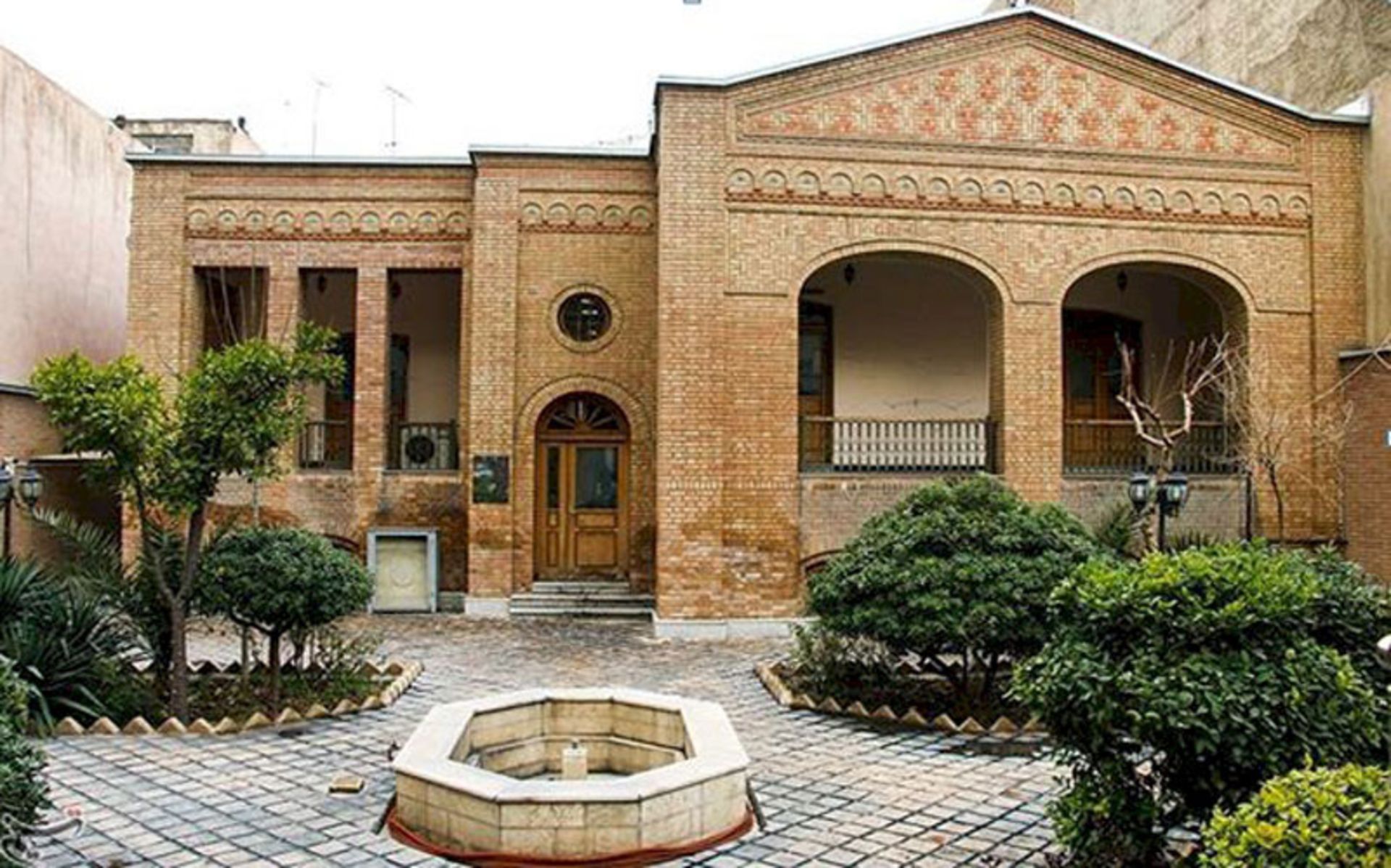 محوطه خانه قدیمی در تهران