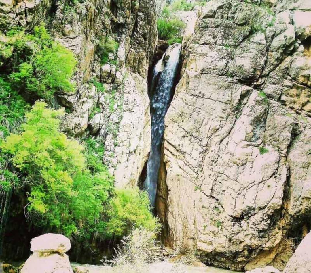 نمایی از آبشار استونا در روستای سر آقا سید کوهرنگ