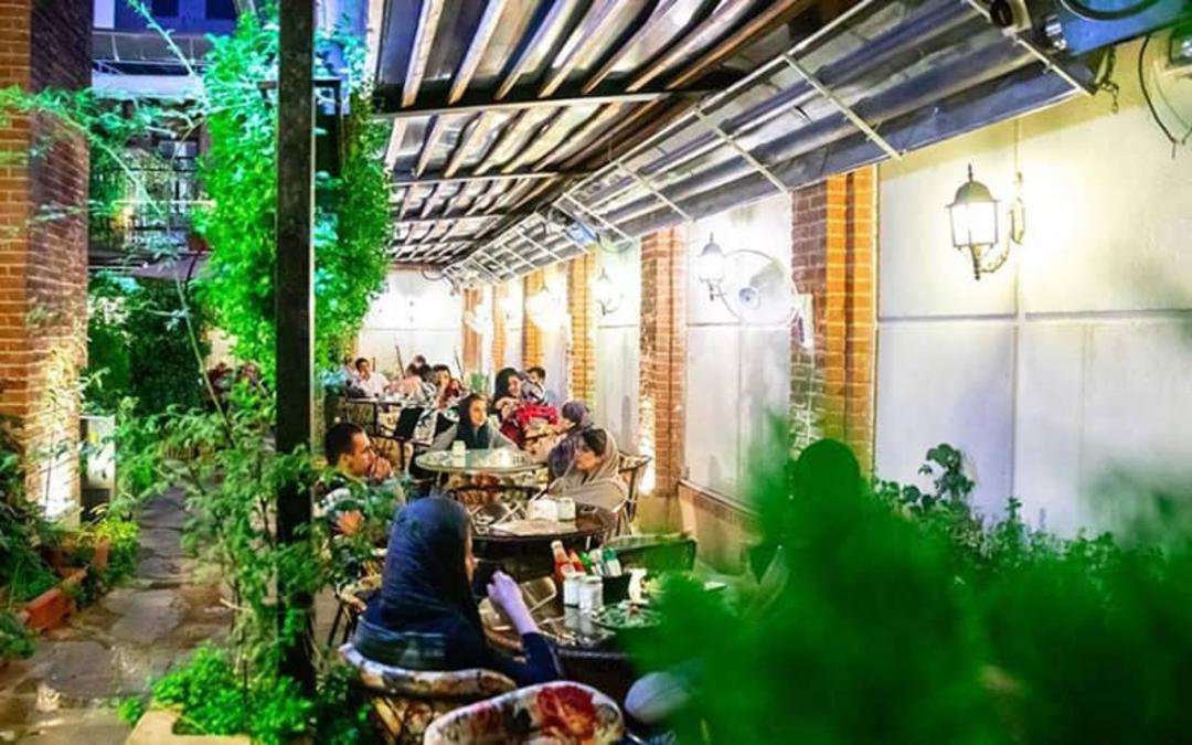 فضای داخلی کافه دیاموند با گیاهان تزئینی