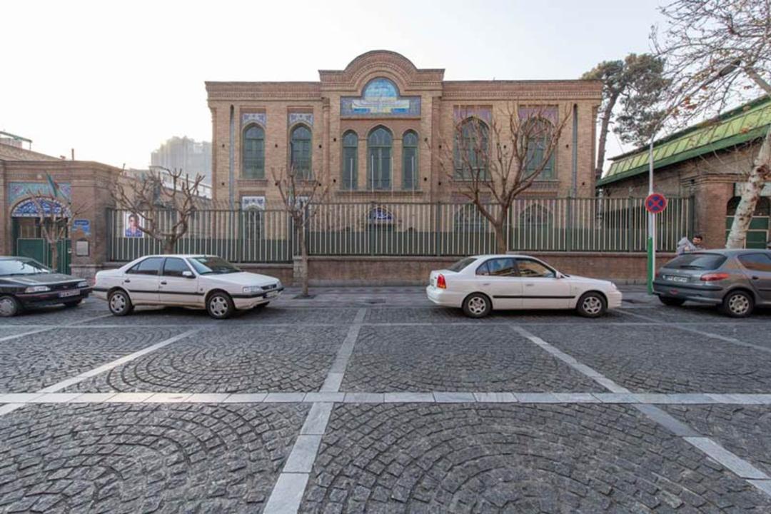 نمای دبیرستان فیروزبهرام از خیابان