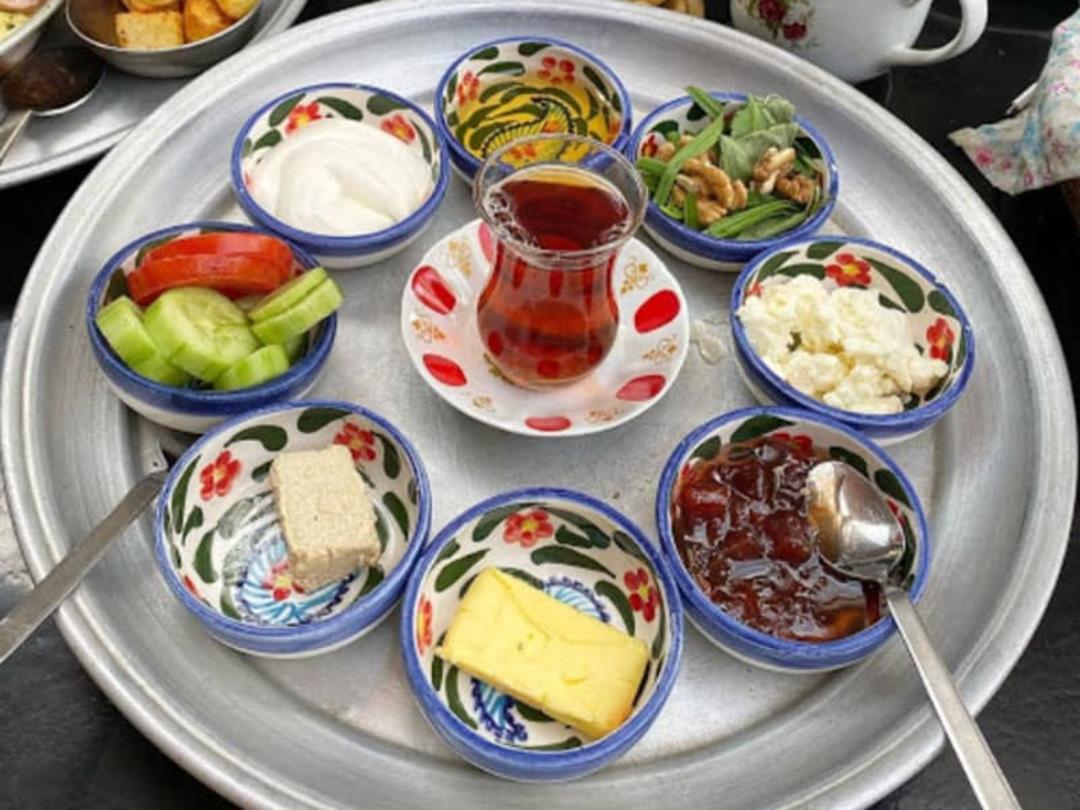 سینی صبحانه ایرانی کافه چای‌ بار