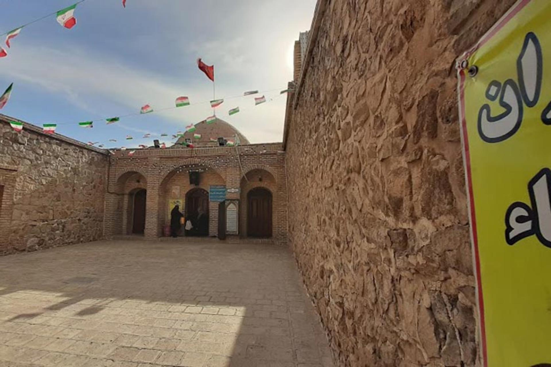 دیوارهای سنگی مقبره بی بی شهربانو 