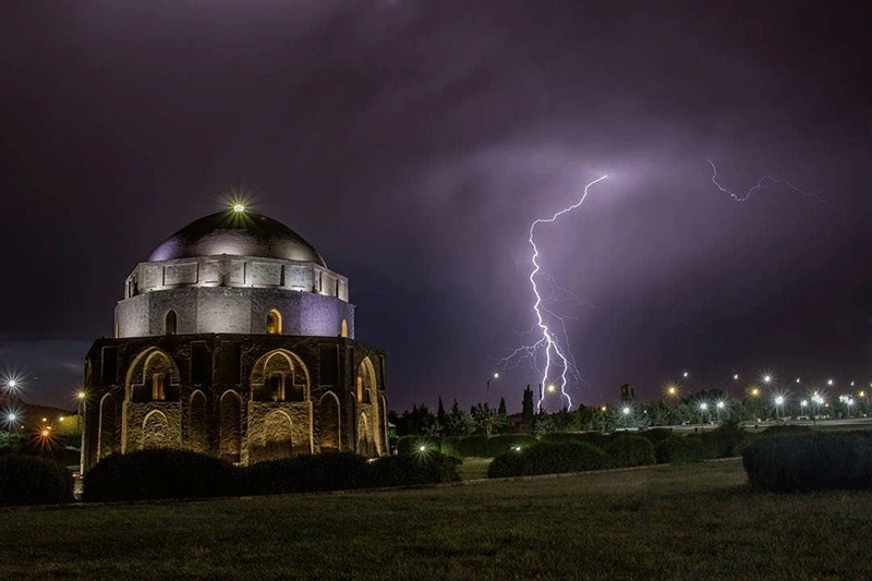 گنبد جبلیه کرمان در شب