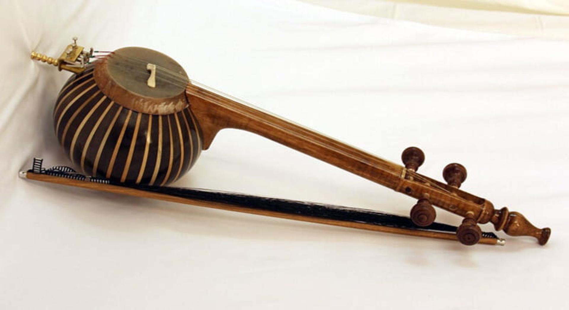 کمانچه ساز اصیل ایرانی