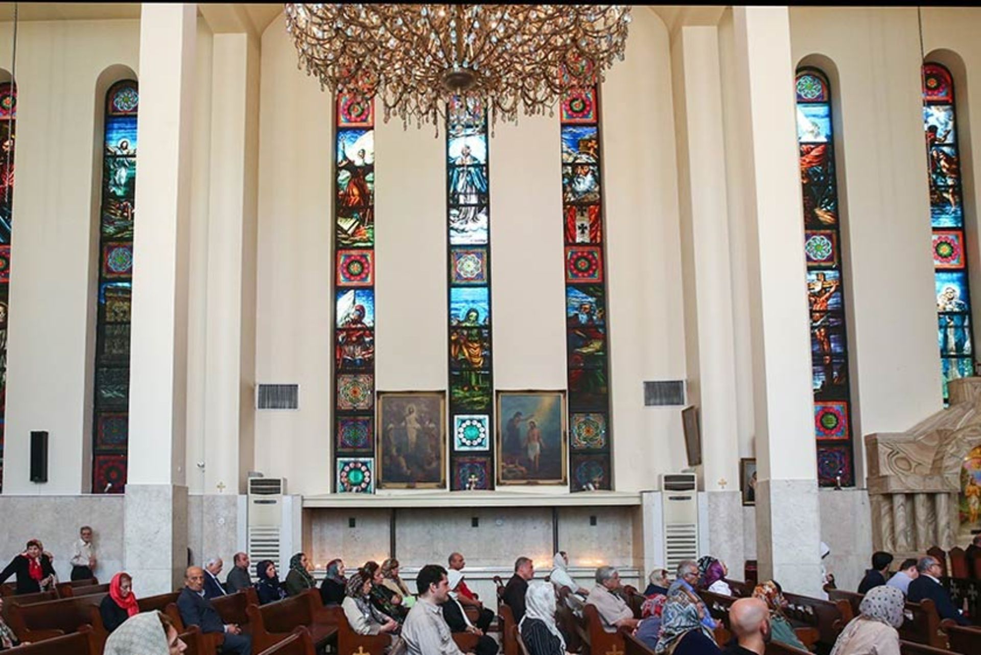تزیینات شیشه در کلیسای سرکیس مقدس تهران