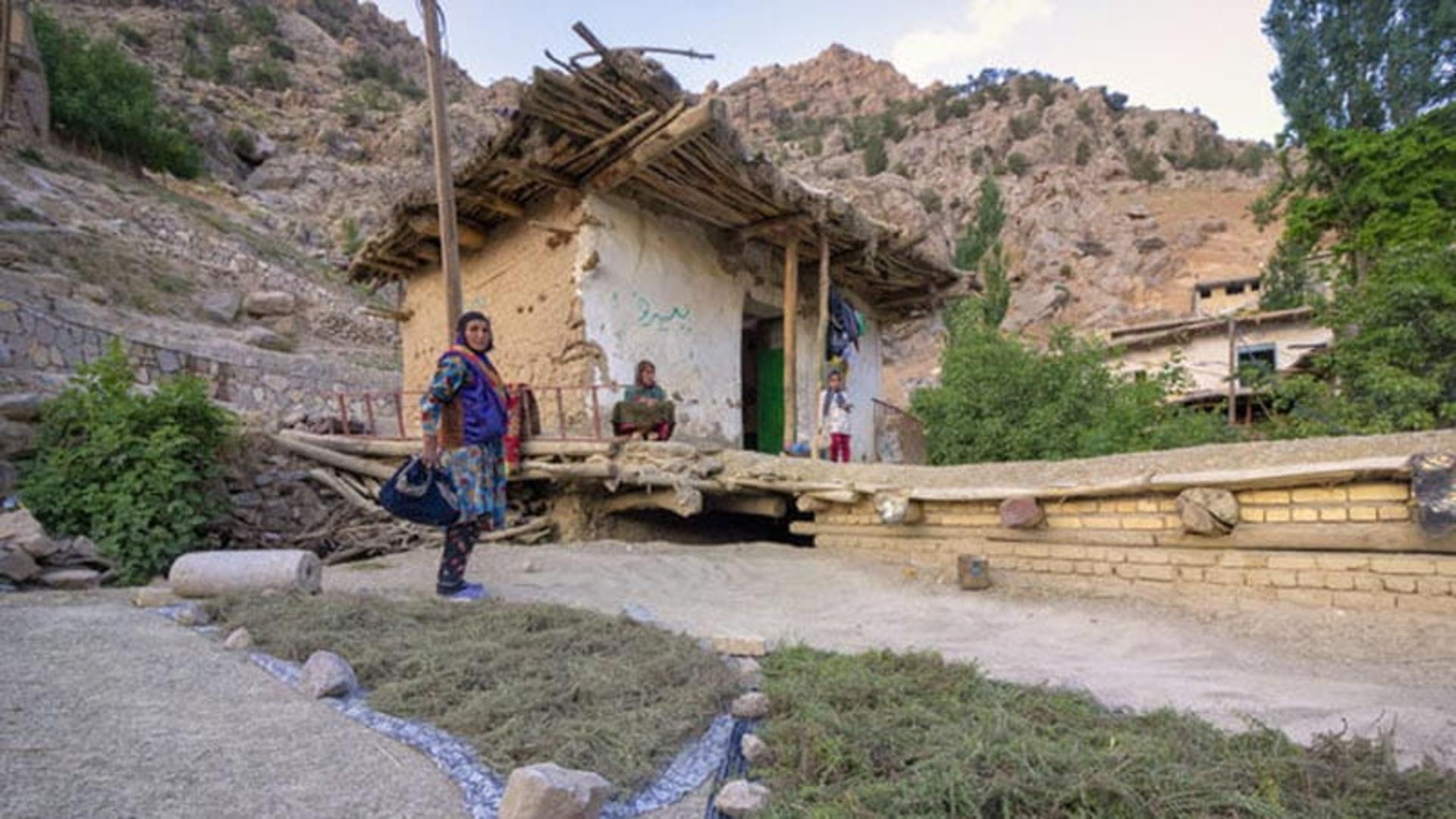 بانوی روستایی در میان خانه های روستای سر آقا سید کوهرنگ