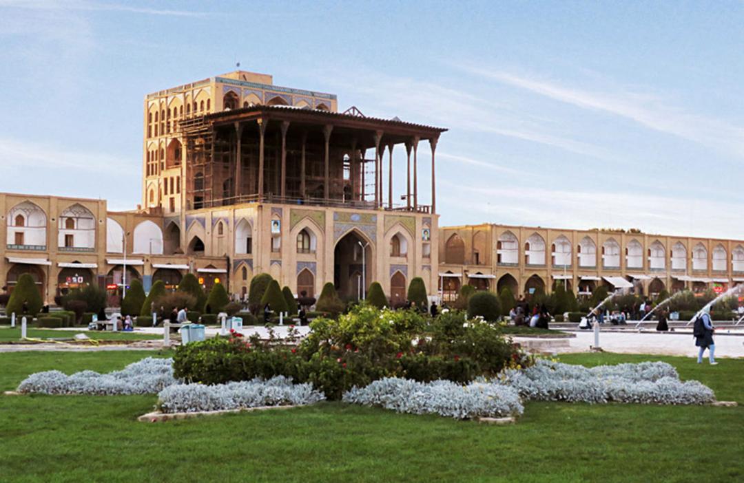 ساخت عمارت عالی قاپو به دستور شاه عباس کبیر
