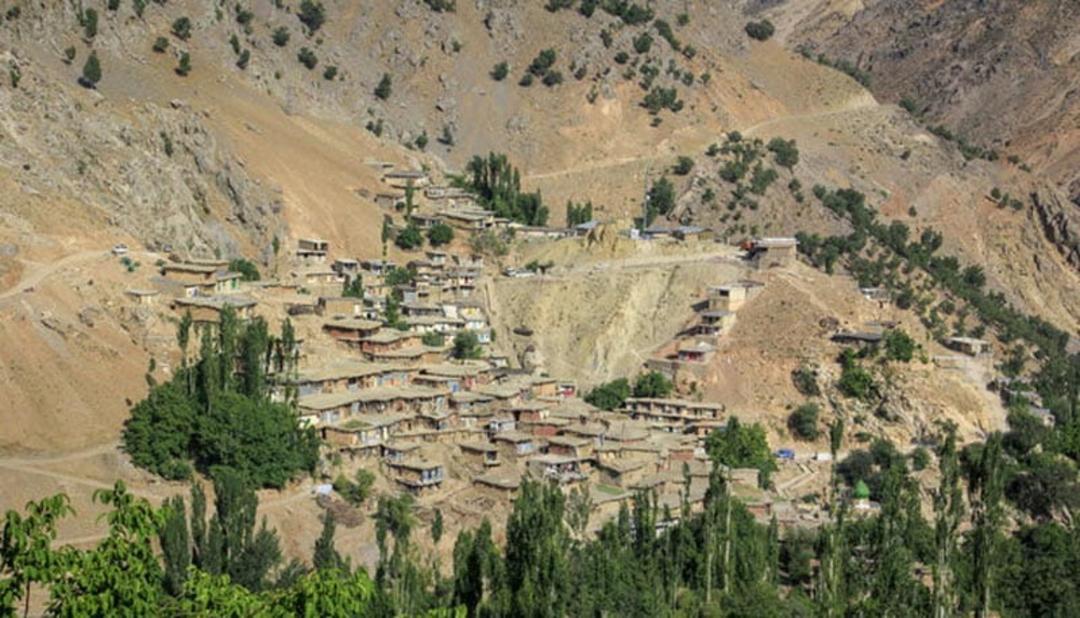 روستای پلکانی سر آقا سد کوهرنگ میان درختان و کوه ها