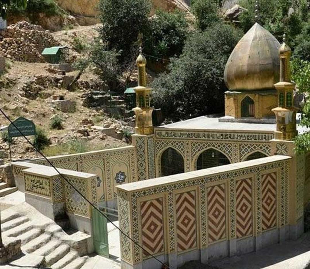 نمای بیرونی امامزاده آقا سید عیسی در روستای پلکانی سر آقا سید کوهرنگ