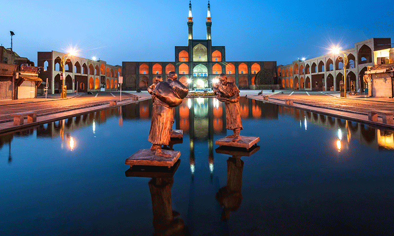 مجسمه های حوض میدان امیر چخماق یزد